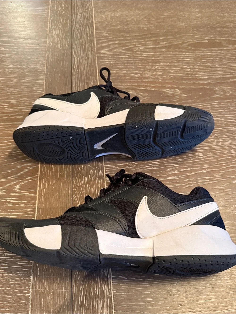 Nike Court Lite 4 sneakers size 8.5 Men's Tennis Shoes excellent condition